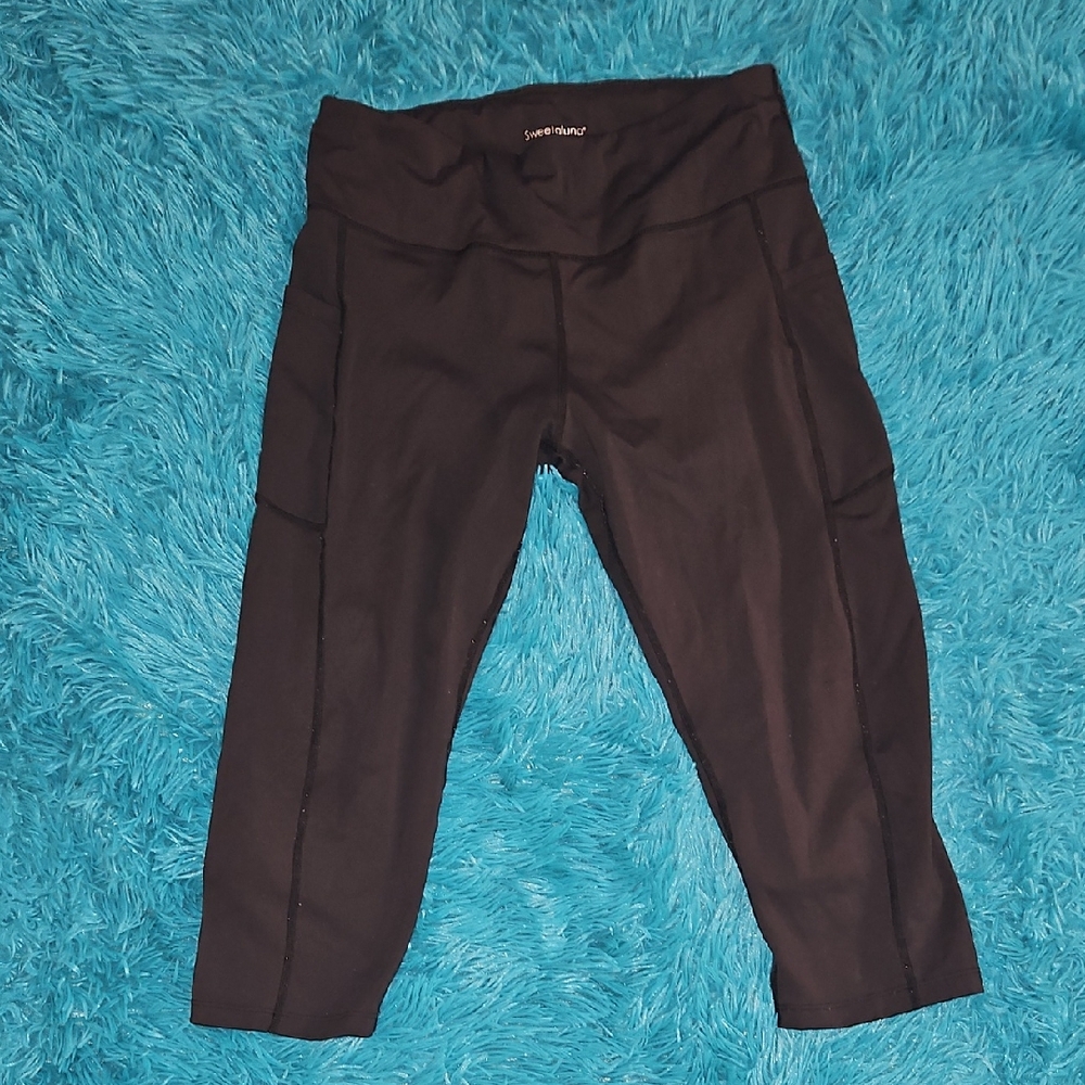 Black Cropped Athletic Leggings with Side Pockets